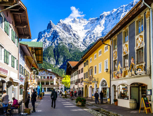 vieille ville historique de mittenwald - chaîne des karwendel photos et images de collection