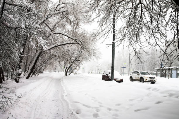 Cars skidded in the snow. Heavy snow on the streets. Cars covered with snow. Ice on the road. Icy condition stopover stock pictures, royalty-free photos & images