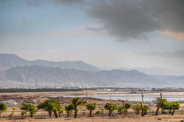 the border between israel and jordan against the backdrop of the aqaba mountains and the red sea - travel jordan israel sand imagens e fotografias de stock