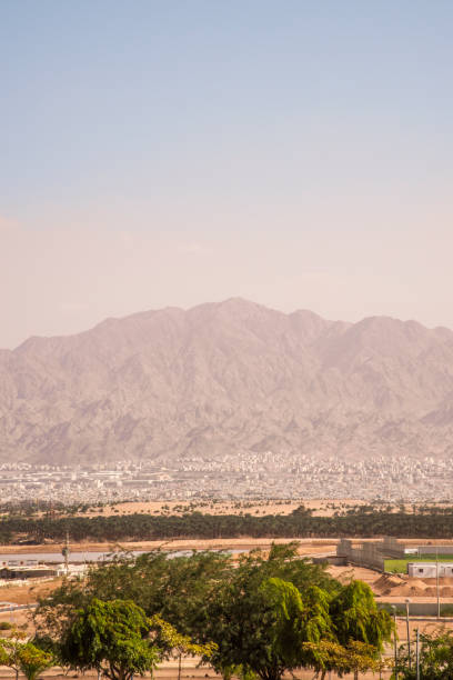 the border between israel and jordan against the backdrop of the aqaba mountains and the red sea - travel jordan israel sand imagens e fotografias de stock