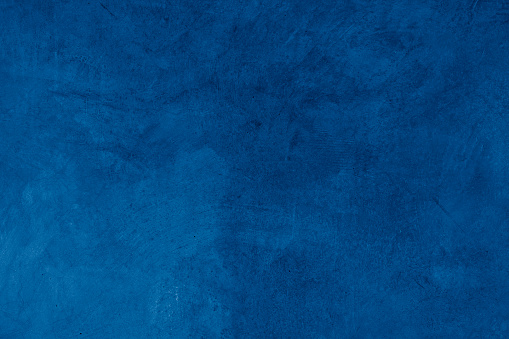 El diseño de color azul abstracto azul oscuro de la textura del patrón de pared antigua es claro con el fondo degradado negro. photo