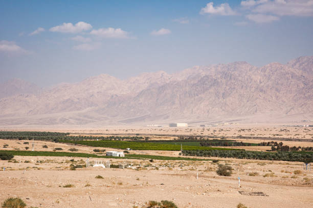 the border between israel and jordan against the backdrop of the aqaba mountains and the red sea - travel jordan israel sand imagens e fotografias de stock