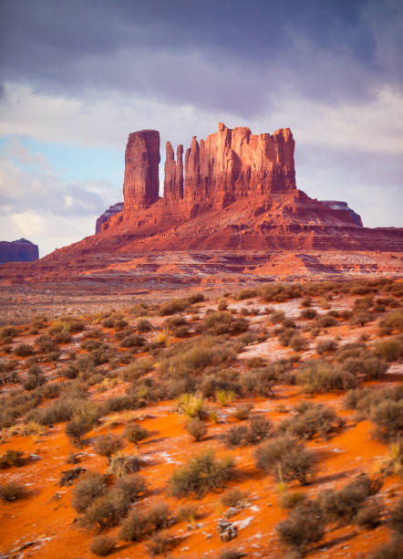 el sol sale en monument valley navajo nation usa - navajo national monument fotografías e imágenes de stock