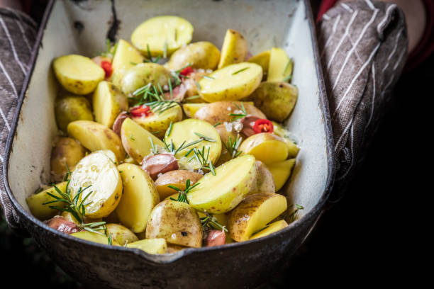 zbliżenie pieczonych ziemniaków z pomidorkami koktajlowymi i czosnkiem - prepared potato oven roasted potatoes roasted zdjęcia i obrazy z banku zdjęć