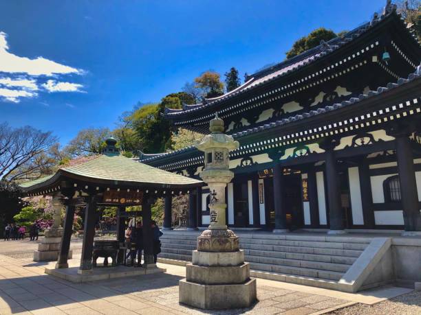 tempio buddista giapponese hase-dera nella città balneare di kamakura. - hase temple foto e immagini stock