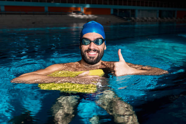 수영장에서 잘 생긴 남자는 좋은 느낌 - 스포츠 사진작가 뉴스 사진 이미지