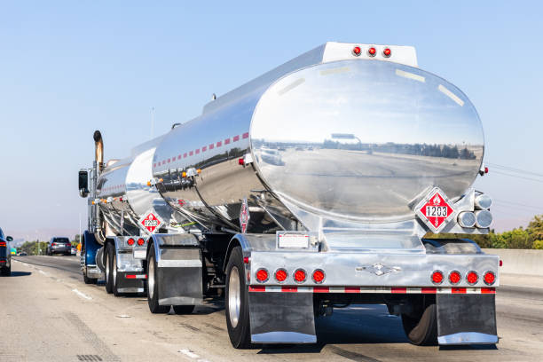 autocisterna che guida sull'autostrada - fuel tanker foto e immagini stock