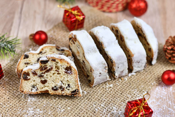 전통적인 독일 크리스마스 시즌 달콤한 음식 '스톨렌' 또는 '그리스도스톨렌', 견과류, 향신료, 건조 또는 설탕에 절인 과일의 과일 빵 - christmas stollen christmas pastry baked 뉴스 사진 이미지
