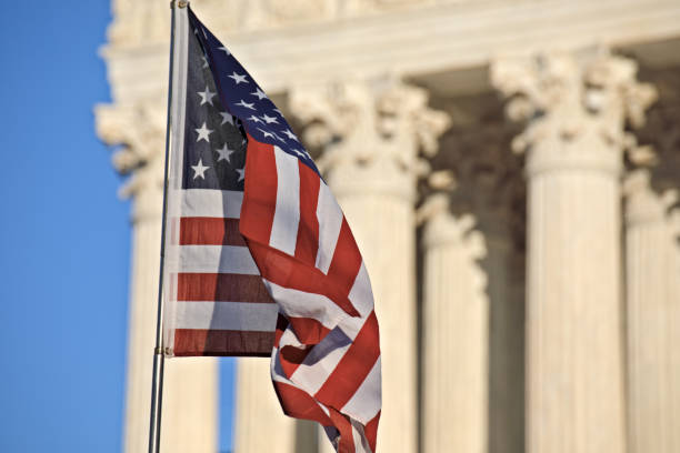 bandera americana en la corte suprema de ee.uu. - neoclásico fotografías e imágenes de stock