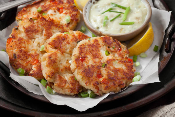 파니, 고추, 타터 소스 딥을 곁들인 바삭한 참치와 리코타 케이크 - fish cakes 이미지 뉴스 사진 이미지