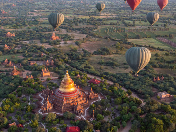 Dhammayazika Pagoda Temple and hot air balloons in Myanmar Horizontal shot, Sunrise flight bagan archaeological zone stock pictures, royalty-free photos & images