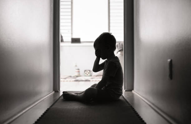 depressed little boy sitting on the floor - little boys child sadness depression imagens e fotografias de stock