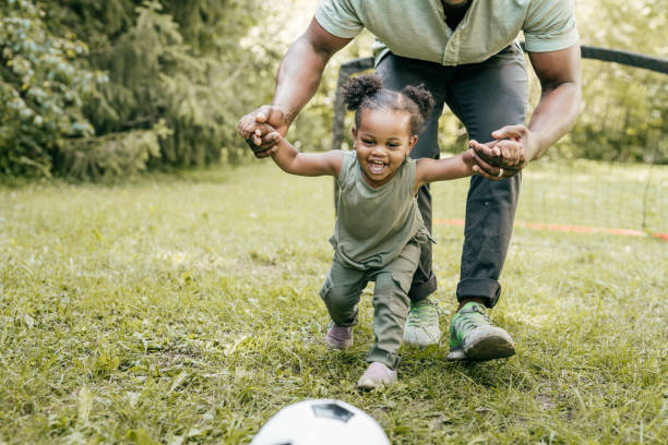 hacer de la actividad física una parte de la vida de un niño - canadian football fotografías e imágenes de stock