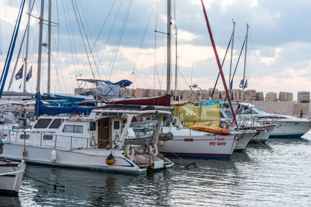 午後にテルアビブイスラエルの南部に位置する世界で最も古い既知の港の一つである旧ヤッファ港のヨットとマリーナの眺め - sailboat sunset tel aviv sea ストックフォトと画像