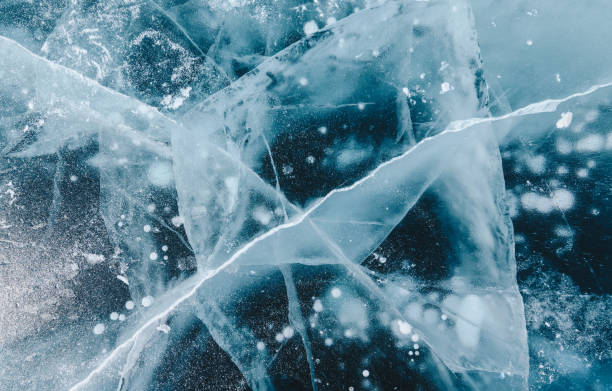 красивые трещины поверхности замерзшего озера байкал с морозными пузырьками метана в зимний сезон. - thick snow стоковые фото и изображения