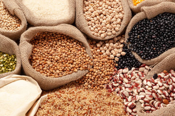 cereales de grano embolsados en el mercado - frijoles fotografías e imágenes de stock