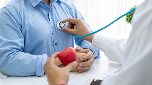 médico que aconseja y trata pacientes con enfermedades cardíacas. - chest stethoscope medical exam men fotografías e imágenes de stock