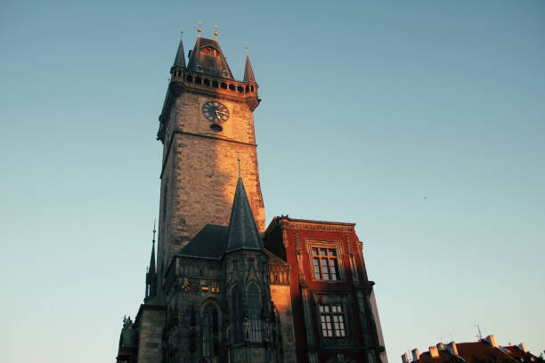 チェコ共和国、プラハ:2015年6月13日:夜明けに天文時計塔 - steeple spire national landmark famous place ストックフォトと画像