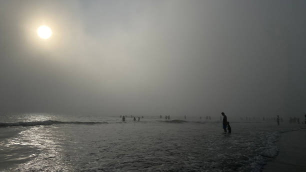 foggy beach pier night santa monica - santa monica beach beach california wave imagens e fotografias de stock