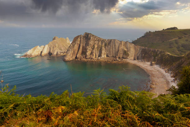 playa gavieiro también conocida como silence beach en asturias, españa - playa del silencio asturias fotografías e imágenes de stock