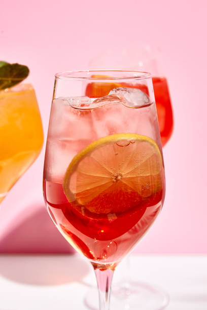 cocktail spritz al lampone. sfondo rosa - champagne pink strawberry champaigne foto e immagini stock