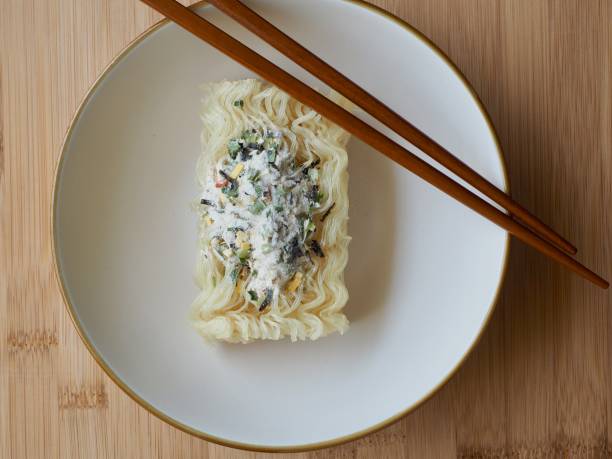 азиатская еда сушеная рисовая лапша, мгновенная еда - rice noodles kimchi noodles korean cuisine стоковые фото и изображения