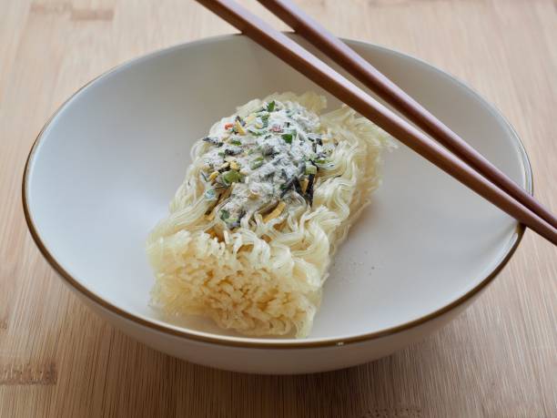 азиатская еда сушеная рисовая лапша, мгновенная еда - rice noodles kimchi noodles korean cuisine стоковые фото и изображения