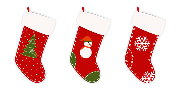 ilustraciones, imágenes clip art, dibujos animados e iconos de stock de medias de navidad. pegatinas, imágenes prediseñadas para navidad. calcetines rojos, verdes con copos de nieve, muñeco de nieve, árbol de navidad. medias colgantes aisladas sobre fondo blanco. ilustración vectorial. regalos navideños - medias de navidad