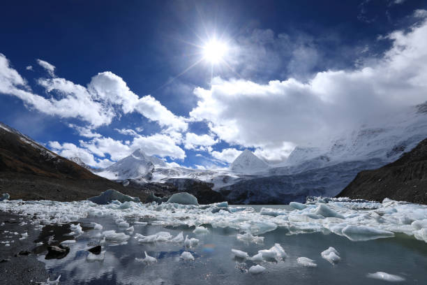 laguna glaciar en el tíbet, china - glacier himalayas frozen lake fotografías e imágenes de stock