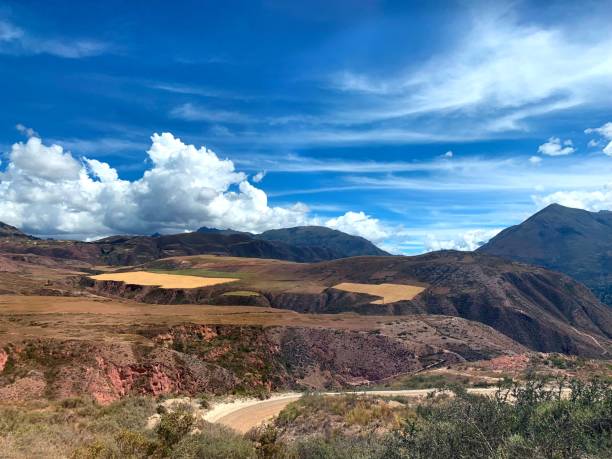 Salineras de Maras, Cuzco region, Urubamba valley, Peru, South America, Latin America valle sagrado de incas, camino escénico a las minas de sal salineras de maras, paisaje pacífico idílico en la temporada de verano, montañas de los andes, increíble paisaje nuboso sobre el valle de urubamba, región de cuzco, perú, américa del sur