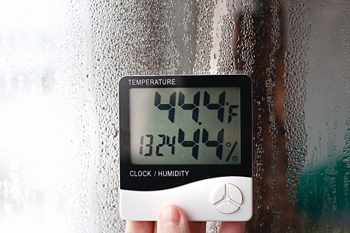 Indicador de humedad se indica en el higrómetro del dispositivo. Una imagen del dispositivo electrónico para comprobar la temperatura y la humedad en el área cerrada photo