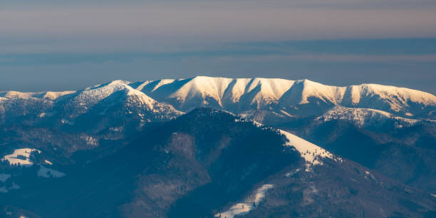 westlichster teil von nizke tatry berge von krizava berg im winter mala fatra berge in der slowakei - zvolen stock-fotos und bilder