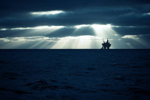 plataforma petrolífera industrial en la costa del mar del norte - oil rig sea drilling rig sunset fotografías e imágenes de stock