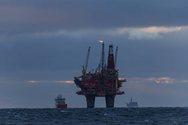 plataforma petrolífera industrial en alta mar: lejos de un recurso sostenible - oil rig sea drilling rig sunset fotografías e imágenes de stock