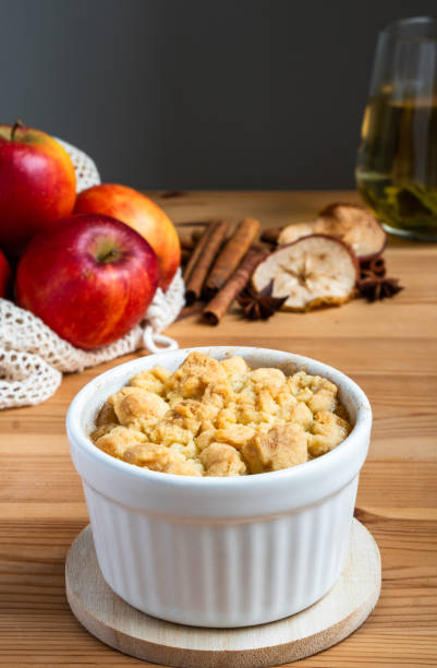 fresco orgánico saludable vegetariano vegano vegano pastel de fruta de manzana roja desmenuzado delicioso pastel de postre pastelería con vainilla helado canela para navidad y otoño temporada - red delicious apple apple pie baking holiday fotografías e imágenes de stock