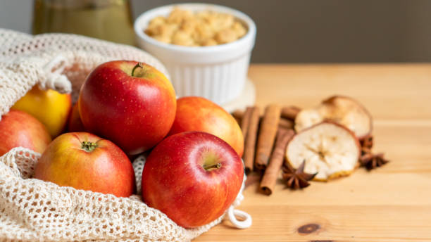 fresco orgánico saludable vegetariano vegano vegano pastel de fruta de manzana roja desmenuzado delicioso pastel de postre pastelería con vainilla helado canela para navidad y otoño temporada - red delicious apple apple pie baking holiday fotografías e imágenes de stock