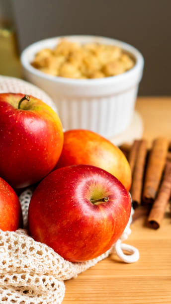 fresco orgánico saludable vegetariano vegano vegano pastel de fruta de manzana roja desmenuzado delicioso pastel de postre pastelería con vainilla helado canela para navidad y otoño temporada - red delicious apple apple pie baking holiday fotografías e imágenes de stock