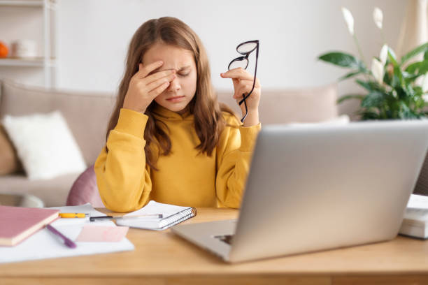 学習と宿題に疲れた子供の女の子の肖像画 - learning boredom studying child ストックフォトと画像