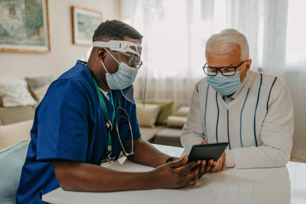 jovem médico explica tele medicina para seus pacientes - 3109 - fotografias e filmes do acervo