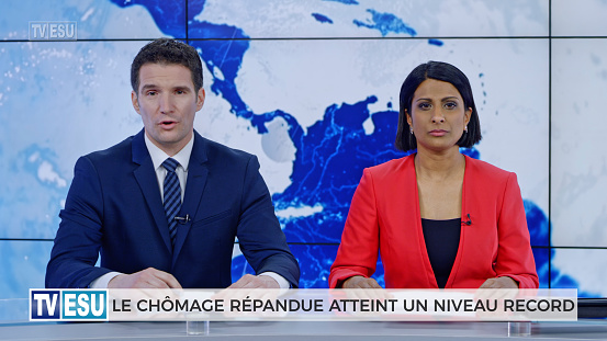 Male and female anchor presenting news about unemployment rate rises to record high level in French language.