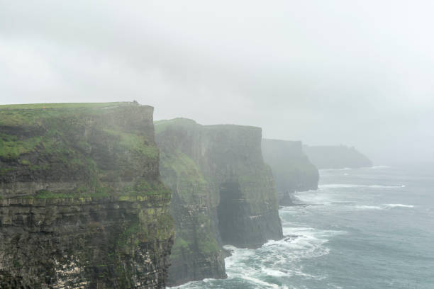 klippe des mohers - republic of ireland cliffs of moher cliff galway stock-fotos und bilder