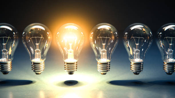 1つのブリグに点灯した電球の列 - アイデア、革新、目立つものを持つコンセプト。 - on a row ストックフォトと画像