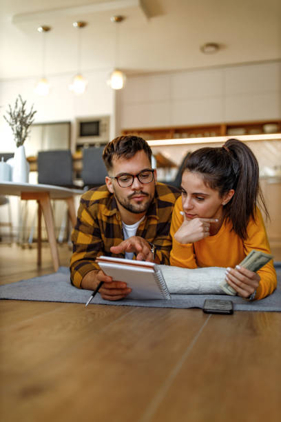 istock Two lovers, buying something, counting money. 1289022805