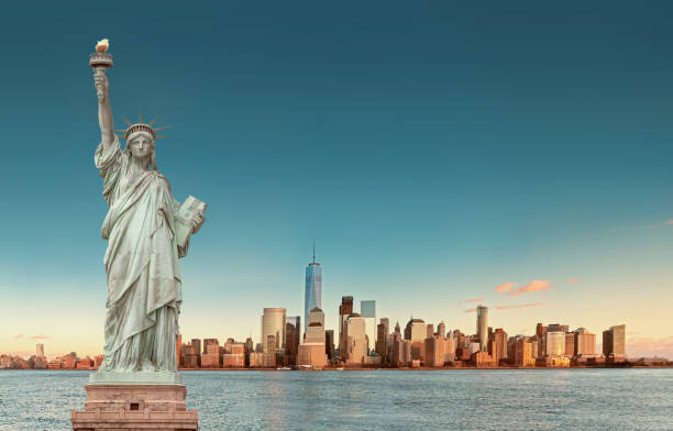 horizon de manhattan avec la statue de la liberté, new york city. usa - statue of liberty usa new freedom photos et images de collection