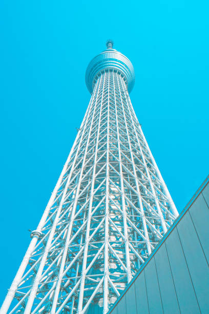 vue au bâtiment de skytree de tokyo - clear sky vacations vertical saturated color photos et images de collection