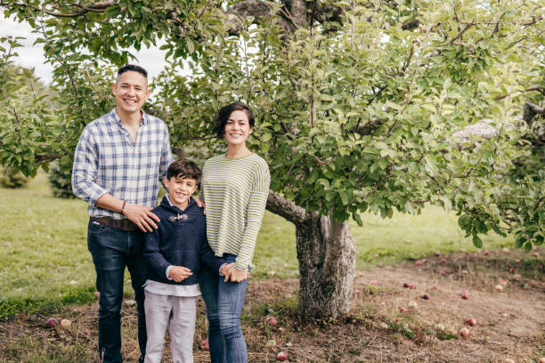 istock Creating childhood memories - visiting apple farm 1289029618