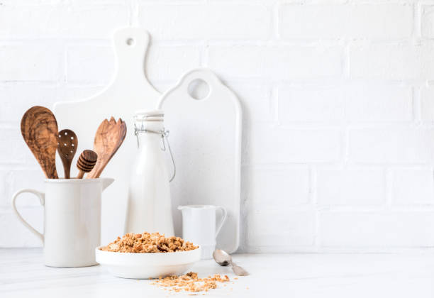 granola, muesli con leche vegetal. desayuno, merienda. concepto de nutrición saludable y dietética. - oatmeal porridge oat raisin fotografías e imágenes de stock