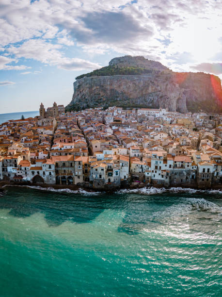 cefalu, pueblo medieval de la isla de sicilia, provincia de palermo, italia - palermo sicilia fotografías e imágenes de stock