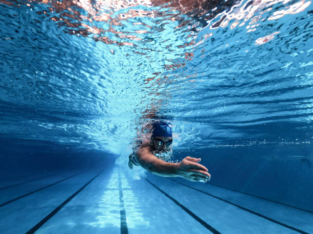 nuotatore in piscina - exercising organized group sport outdoors foto e immagini stock