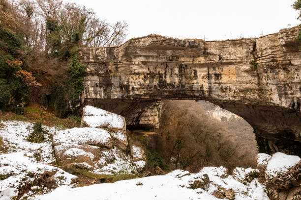 arco natural llamado ponte di veja - alpes italianos veneto italia - extreme terrain eroded snow landscape fotografías e imágenes de stock